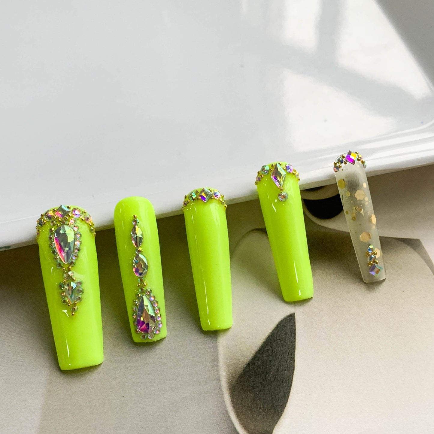 FC130 Fluorescent green explosive flash diamond