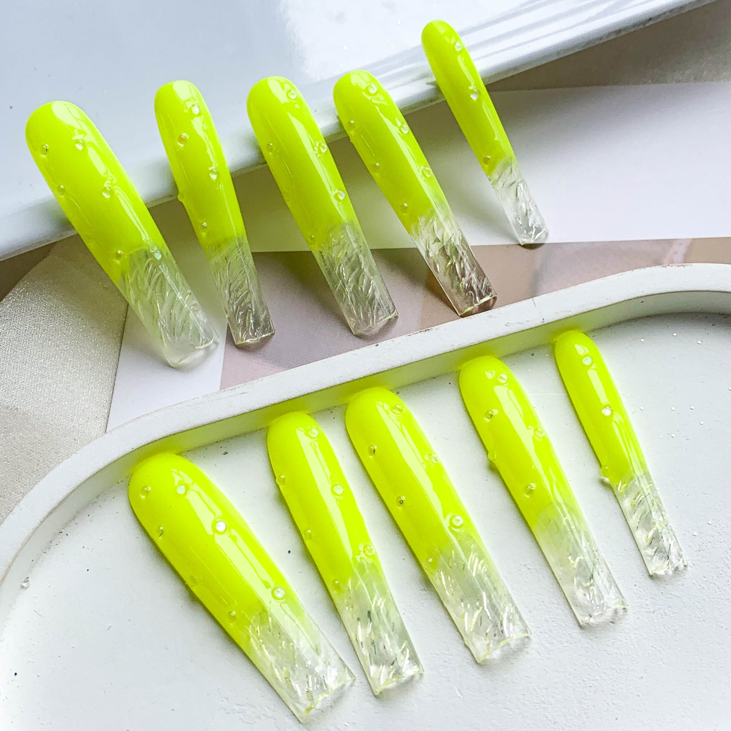 FC136 Fluorescent yellow fingertip water ripple